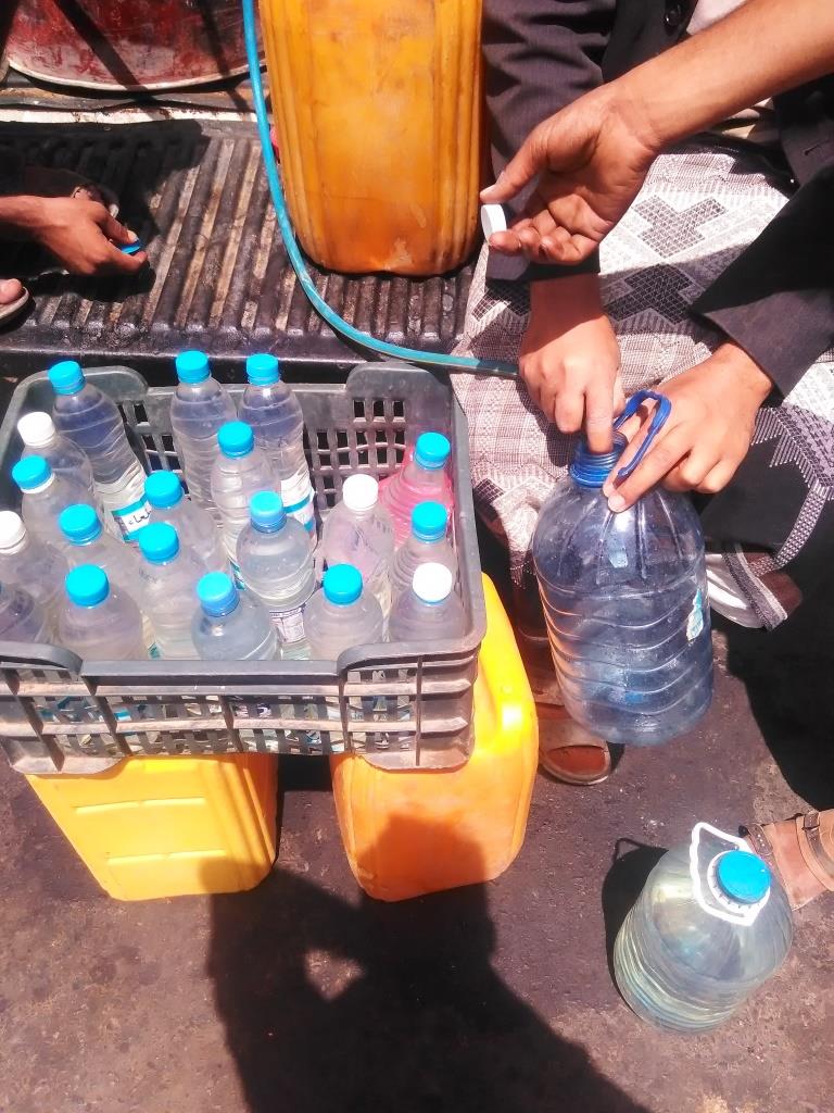 اليمنيين يستخدمون قنينات المياه المعدنية لشراء المازوت
