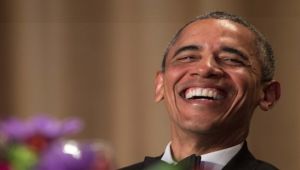 كيف سخر أوباما من ترامب وكيف أثار ضحكات الجمهور؟ (فيديو)