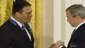 كيف رد محمد علي على بوش حين حاول السخرية منه (فيديو)