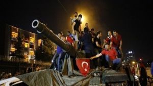 "أبطال ليلة الانقلاب".. هكذا أفشل 8 أشخاص مخطط ضباط في الجيش للسيطرة على الحكم في تركيا