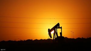 النفط يهبط 2 بالمائة بسبب تخمة المعروض