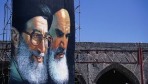 عالم سياسة إيراني: بدون شعارات العداء لأميركا سيتداعى نظام طهران كبيتٍ من الرمال