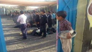 صحفي يمني يعيد الطفل بائع المجلجل إلى مدرسته بعد صورة مؤثرة له بالفيسبوك