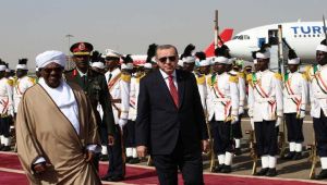 بـ”قرع النحاس″ والهتافات.. آلاف السودانيين يستقبلون أردوغان بحفاوة