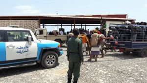 مدير شرطة المنصورة بعدن يهدد أحد رجال المرور على خلفية تصريحات الأخير لـ "الموقع بوست"