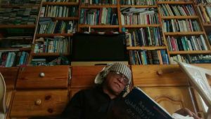 أديب يمني يعرض مكتبته الخاصة للبيع بسبب تدهور حالته المعيشية