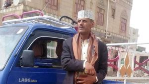"بابا سمير".. إعلامي يمني تحول من الميكرفون للمقود