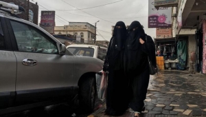 حظر السفر دون محرم.. قرار رسمي في صنعاء وإجراء معتمد في عدن