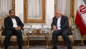 ظريف خلال لقائه ناطق الحوثيين: الحل السياسي هو المسار الوحيد لإنهاء الأزمة اليمنية