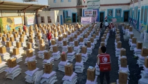 "الصليب الأحمر" تقدم لنحو 500 أسرة نازحة مساعدات غذائية في مأرب
