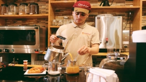بيت القهوة.. مقهى يمني يجمع سكان نيويورك رشفة واحدة في كل مرة (ترجمة خاصة)