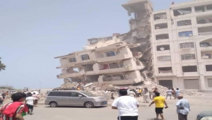 عدن .. وفاة ثلاثة أشخاص وإصابة 20 آخرون اثر انهيار مبنى سكني تعرض سابقا لقصف التحالف