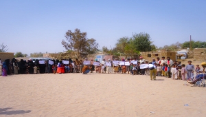 مأرب.. وقفة احتجاجية لنازحي مخيم "آل جابر" للمطالبة بتوفير الخدمات الأساسية