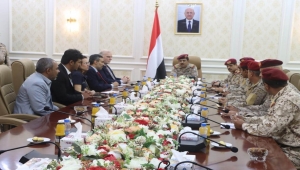 وزير الدفاع : استمرار تدفق الأسلحة الإيرانية للحوثيين يُشكل تهديدا للمنطقة والعالم