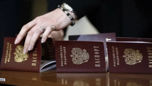 فايننشال تايمز: الأمن الروسي يصادر جوازات كبار المسؤولين لمنعهم من السفر خوفا من حدوث انشقاقات