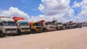 الحكومة تتهم الحوثيين باحتجاز المئات من ناقلات القمح جنوبي تعز