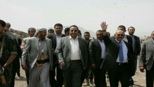 طارق صالح يُذكر بتفجير الرئاسة وصحفي يرد عليه: يجب التحقيق معك أولا