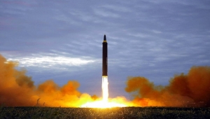 كوريا الشمالية تطلق صاروخاً باليستياً طويل المدى