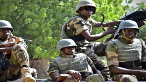 مقتل 17 جنديا من النيجر قرب حدود مالي ومبادرة في نيامي لتجنيد متطوّعين