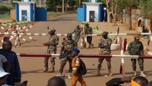 فرنسا تنسق لسحب معدات "حساسة" من قاعدتها العسكرية بالنيجر