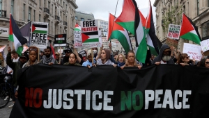 احتجاجات ضخمة في لندن تضامناً مع فلسطين.. عشرات الآلاف خرجوا لينددوا بجرائم الاحتلال بغزة