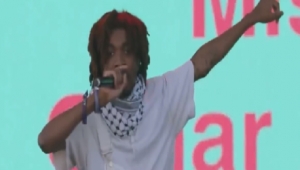 منهم من طالب بوقف إطلاق النار.. نجوم غناء عالميون يرفعون العلم الفلسطيني في حفلاتهم دعماً لغزة