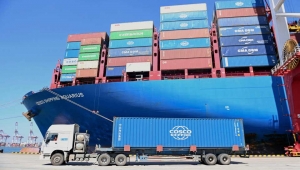 شركة بريطانية: اضطراب الشحن في البحر الأحمر يؤثر على إمدادات الملابس