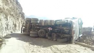 انقلاب شاحنة يقطع الطريق البديل الرابط بين تعز وعدن في القبيطة