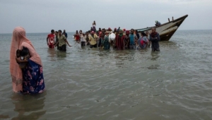 على متنه 120 مهاجرا.. خفر السواحل يضبط قارب تهريب في خليج عدن