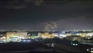 الحوثيون يعلنون إصابة سبع نساء وطفلين جراء غارات أمريكية على صنعاء