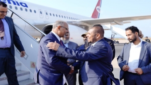 سقطرى.. مصادر تكشف عن نقل مقر إقامة الزبيدي إلى معسكر إماراتي بعد فوضى عارمة