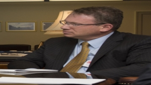 رئيس "ذا أتلانتيك" يكشف عن معرفته بخطط إدارة ترامب بشأن الهجمات على اليمن