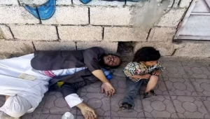 موت المواطن "البكّار" جائعًا على الرصيف وبجواره طفله يُشعل حزناً باليمن ويتحول إلى منصة لمحاكمة الحوثيين