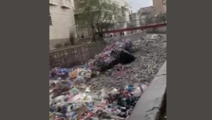 سيول الأمطار تفضح تكدس القمامة في تعز.. وتحوّل القضية إلى منصة لجلد ومحاكمة السلطة المحلية