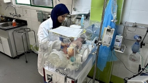 نجوا من القصف ويهددهم التجويع.. إسرائيل تخنق حديثي الولادة بغزة