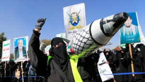 "كارنيغي" يسلط الضوء على "الزينيبات" في اليمن.. الجناح النسائي العسكري للحوثيين  (ترجمة خاصة)