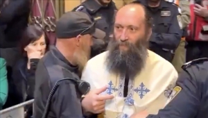 شرطة إسرائيل تعتدي على مسيحيين فلسطينيين في كنيسة القيامة بالقدس