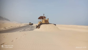سلطات حضرموت تزيل الكثبان الرميلة بعد عرقلتها الطريق الدولي بين حضرموت وعدن