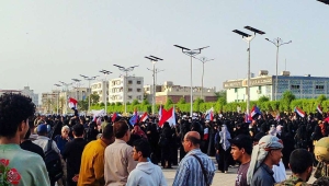 هددن بالتصعيد.. نساء عدن يحملن التحالف والشرعية والانتقالي مسؤولية إنهيار الخدمات والعملة