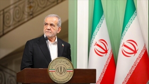 الرئيس الإيراني يصل مسقط في أول زيارة لدولة خليجية