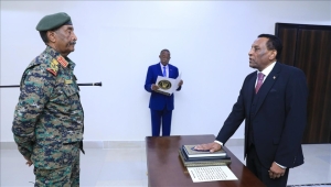 السودان.. كامل إدريس يؤدي اليمين الدستورية أمام البرهان رئيسا للوزراء