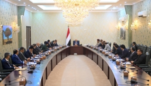 العليمي يرأس أول اجتماع لحكومة بن بريك ويشدد على العمل من الداخل وفق موازنة عامة وسياسية تقشفية