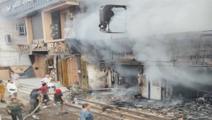 نتيجة ماس كهربائي.. خسائر مادية بحريق هائل وسط مدينة مأرب