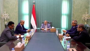 عدن.. رئاسة البرلمان تلتقي رئيس الحكومة وتشدد على إعداد الموازنة ومعالجة الإنهيار الاقتصادي
