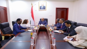 بن بريك يناقش مع الأمم المتحدة مشروع إعادة تأهيل ميناء الاصطياد السمكي بعدن