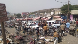 تظاهرات غاضبة تغلق محلات تجارية في ريف تعز للمطالبة بتخفيض الأسعار