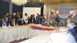 الحكومة: قرارات قيادات المؤتمر في صنعاء تكشف عن تحول الحزب لغطاء شكلي للحوثيين