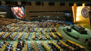 نتنياهو يخاطب قاعة فارغة واحتجاجات تندد باعتلائه منبر الأمم المتحدة