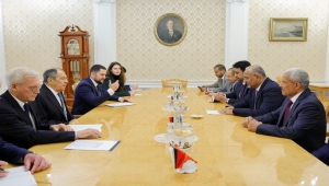 لم يتطرق للانفصال.. الزبيدي يصل روسيا ويبحث مع لافروف جهود السلام في اليمن