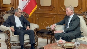 المبعوث الأممي يبحث مع مسؤول إيراني بمسقط خارطة الطريق لاتفاق السلام باليمن